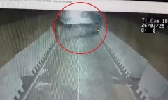 Clip: Xe buýt mất lái đâm vào tường trong đường hầm ở Ấn Độ, 13 người bị thương