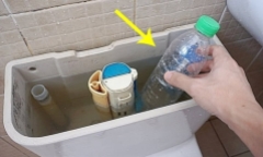 Đặt chai nhựa vào bể chứa nước của bồn cầu có tác dụng gì?