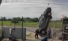 Clip: Kinh hãi ô tô dựng đứng lao qua trước mặt nhóm công nhân xây dựng sau va chạm giao thông