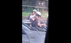 Clip: Người đàn ông hung hãn tát tài xế xe máy đến suýt ngã khỏi xe ở Malaysia
