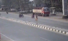 Clip: Tài xế xe máy sang đường thiếu quan sát gây tai nạn kinh hoàng, 3 người thương vong