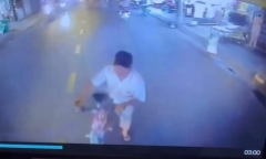Clip: Người đàn ông chặn đường, khiêng xe đạp đập vào xe buýt gây náo loạn đường phố TP.HCM