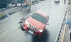 Clip: Xe bán tải mất lái, lao vào xe máy khiến 2 người văng xuống đường