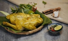 Clip: Người phụ nữ bất ngờ trèo ra cửa sổ căn hộ, hàng xóm hoang mang tột độ