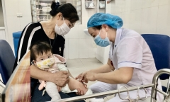 Sởi chưa hạ nhiệt, bác sĩ nhấn mạnh việc phụ huynh phải làm thời điểm này