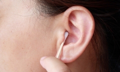 Có nên tự lấy ráy tai ở nhà không?