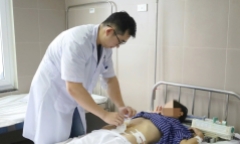 Tự thụt tháo đại tràng để giảm cân, hai người phụ nữ suýt