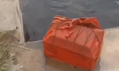 Người đàn ông tưởng vớt được hộp kho báu, biết sự thật vội vàng mang đi chôn