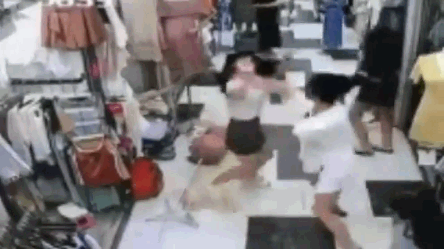 Clip: Hai cô gái trẻ lao vào đấm đá nhau túi bụi ngay giữa chợ để giành 