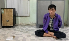 Tên cướp giật dây chuyền vàng của người đi đường bị khống chế, bắt tại chỗ