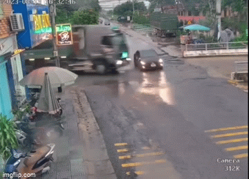 3 người thoát chết trong tích tắc sau va chạm nghiêm trọng giữa xe tải và xe ôtô 4 chỗ