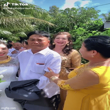 Xúc động cảnh bố khóc mếu máo trong ngày tiễn con gái về nhà chồng
