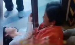 Mẹ chồng đánh đập con dâu dã man chỉ vì xuất thân nhà nghèo, không được học hành đến nơi đến chốn