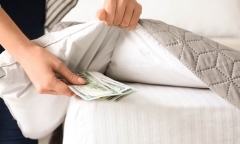 Đem chăn đi giặt, vợ bất ngờ phát hiện 