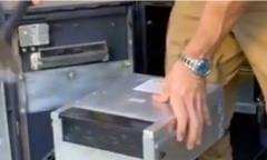 Người đàn ông mua lại chiếc máy ATM cũ, đập ra định bán sắt vụn thì phát hiện thứ gây choáng