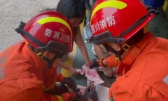 Người phụ nữ nhờ nhân viên cứu hỏa mở két tiền, cảnh tượng bên trong gây choáng