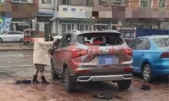 Vợ đập nát ô tô của chồng vì nghi ngoại tình, dằn mặt bằng một dòng chữ gây choáng