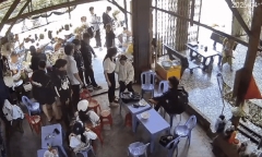 Vụ nữ sinh túm tóc, đánh bạn ngã ngửa ở quán ăn: Chỉ dừng lại khi học sinh nam can ngăn
