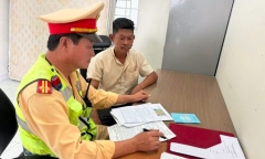 Xử phạt tài xế vừa sử dụng điện thoại vừa lái xe trên cao tốc Mỹ Thuận - Cần Thơ