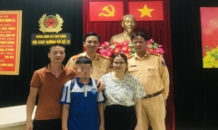 Bé trai 12 tuổi đi lạc từ Vĩnh Phúc xuống Hà Nội, CSGT giúp đưa về nhà an toàn 