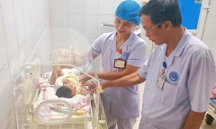 Phát hiện bé sơ sinh còn nguyên dây rốn bị bỏ trong bao tải ở bờ ruộng