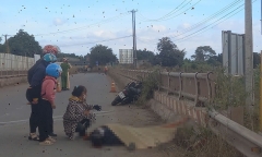 Người đàn ông đi xe máy bất ngờ tông vào thành cầu, ngã xuống đường tử vong