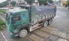 Hiện trường vụ hàng trăm lưới thép rơi từ xe đầu kéo, trúng đôi nam nữ đi xe máy