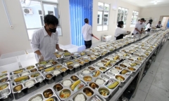 Hơn 360 học sinh Indonesia ngộ độc sau bữa ăn miễn phí ở trường