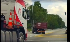 Clip: Xe máy đâm thẳng xe ben rẽ ẩu, hai vợ chồng thương vong