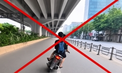 Xử lý 2 thanh niên lạng lách xe máy giữa làn ô tô ở Hà Nội