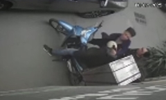 Clip: Nam shipper bị người đàn ông đi xe sang Lexus đánh đập dã man