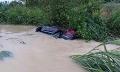 Ô tô Santa Fe chở 5 người đi theo Google Maps bị lũ cuốn, may mắn kẹt tại bờ tre