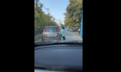 Clip: Gặp ô tô đỗ chắn lối đi, tài xế có pha xử lý khiến ai cũng ngỡ ngàng