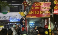 Clip: Cảnh sát giải cứu 3 người trong đám cháy tại quán bánh mì ở Hà Nội
