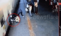 Clip: Thót tim cảnh bé gái rơi khỏi tàu vừa lăn bánh, kỳ diệu thoát nạn