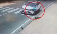 Clip: Không quan sát khi qua đường, nam thanh niên bị ô tô 