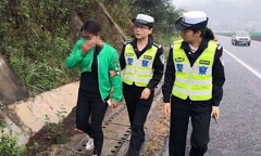 Chồng đạp vợ xuống xe trên cao tốc, dân mạng biết chuyện người khuyên, kẻ thì nói đạp thêm cái nữa