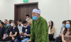 Xét xử vụ bé gái 3 tuổi bị đóng đinh vào đầu: Ông nội đau đớn, bật khóc trước tòa