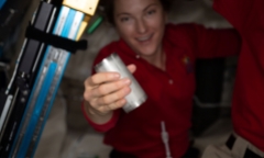 Các phi hành gia của NASA uống nước tái chế từ nước tiểu và mồ hôi 
