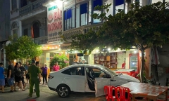 Ô tô mất lái lao lên vỉa hè ở Đồ Sơn, tông chủ nhà hàng nguy kịch