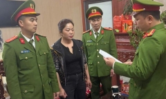 Bắt khẩn cấp người phụ nữ thu tiền trông giữ xe trái phép trên đường vào đền ở Bắc Ninh