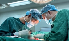 Người phụ nữ 38 tuổi mắc nhiễm khuẩn bất thường sau hai lần đặt túi ngực 