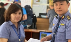 Nhân viên đường sắt kịp thời trả lại tài sản cho du khách nước ngoài bỏ quên