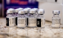 Vì sao Mỹ chỉ mua vaccine ngừa COVID-19 của Pfizer để viện trợ cho thế giới?