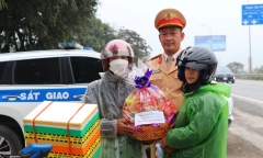 Xúc động trước món quà ý nghĩa dành tặng cho công nhân nghèo vượt nghìn cây số về quê ăn Tết