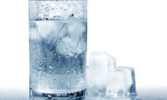 Nước đá giải nhiệt, đã cơn khát ngày nóng nhưng ẩn chứa tác hại khôn lường