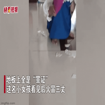 “Dở khóc dở cười” với phản ứng của bé gái khi bài kiểm tra bị chó cưng cắn nát