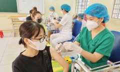 Hà Nội xây dựng kế hoạch tiêm vaccine ngừa COVID-19 mũi 3, mũi 4 cho người trên 18 tuổi