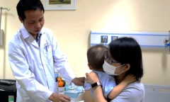 Tin tức đời sống ngày 22/4: Tán sỏi thận cho bé trai 27 tháng tuổi
