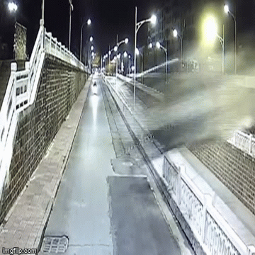 Video: Ô tô vỡ nát phần đầu sau cú tông thẳng vào tường